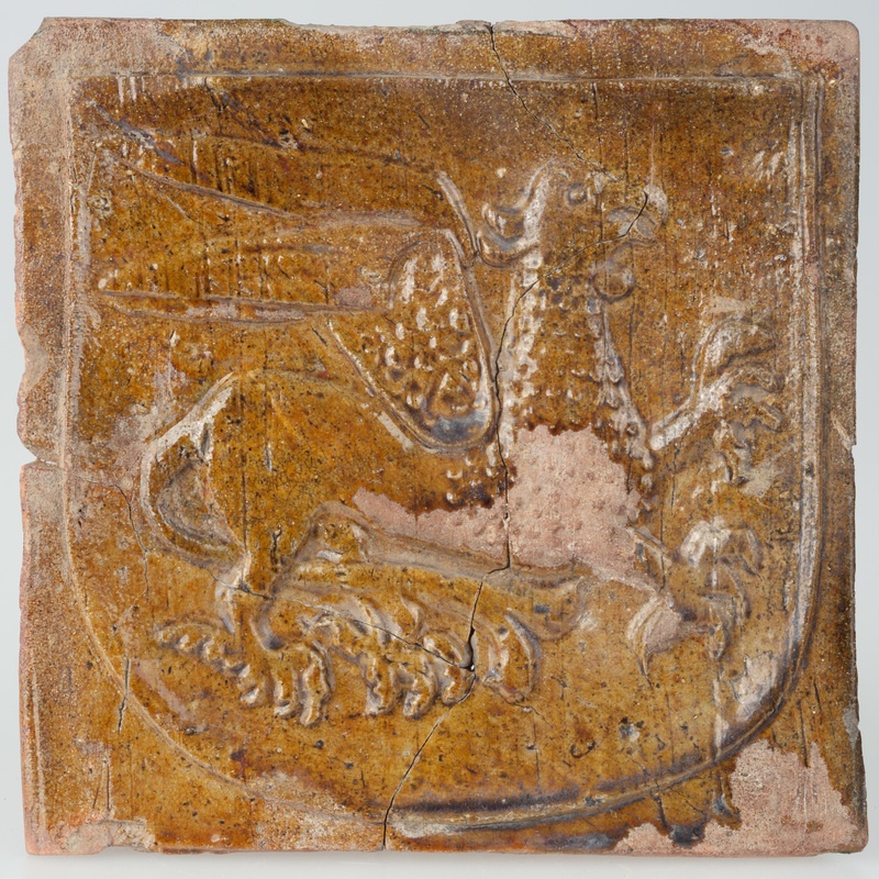 Kafel z gryfem w tarczy herbowej