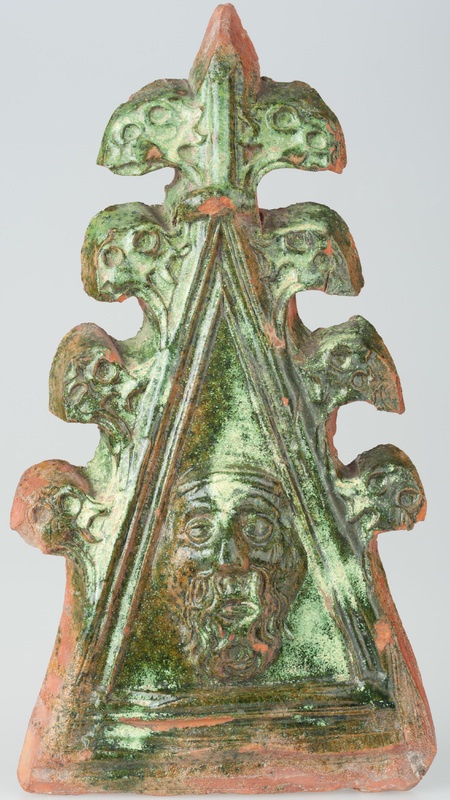 Kafel z wyobrażeniem brodatej ludzkiej twarzy zwieńczonej lilią