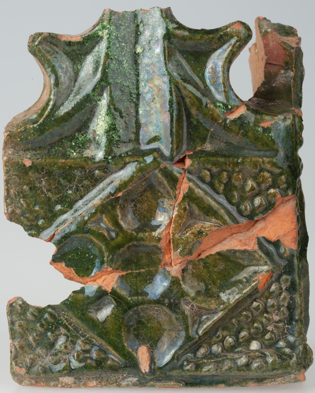 Kafel zdobiony czwórliściem i lilią