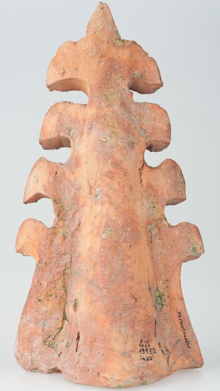 Kafel z wyobrażeniem brodatej ludzkiej twarzy zwieńczonej lilią