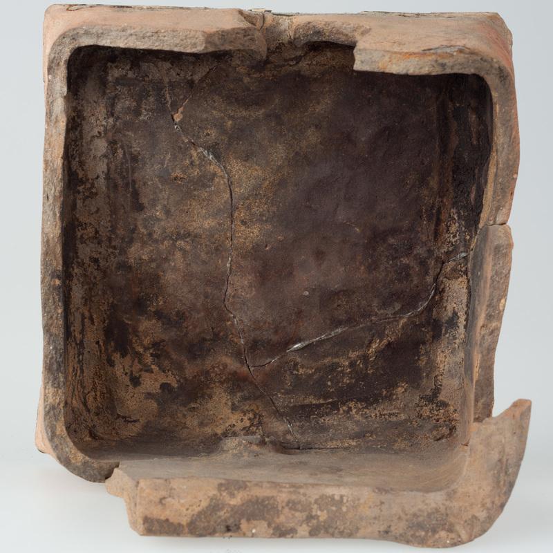 Kafel z gryfem w tarczy herbowej