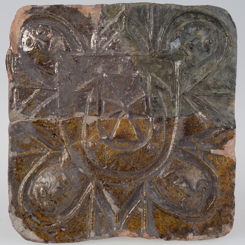 Kafel z herbem Jastrzębiec i głowami