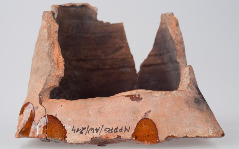 Kafel ze sceną wokół drzewa