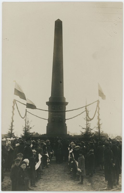 Uroczystość 10-lecia Niepodległej Polski pod Pomnikiem Legionistów w Szczypiornie 