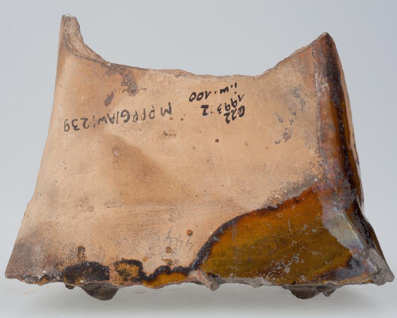 Kafel z herbem Jastrzębiec i głowami