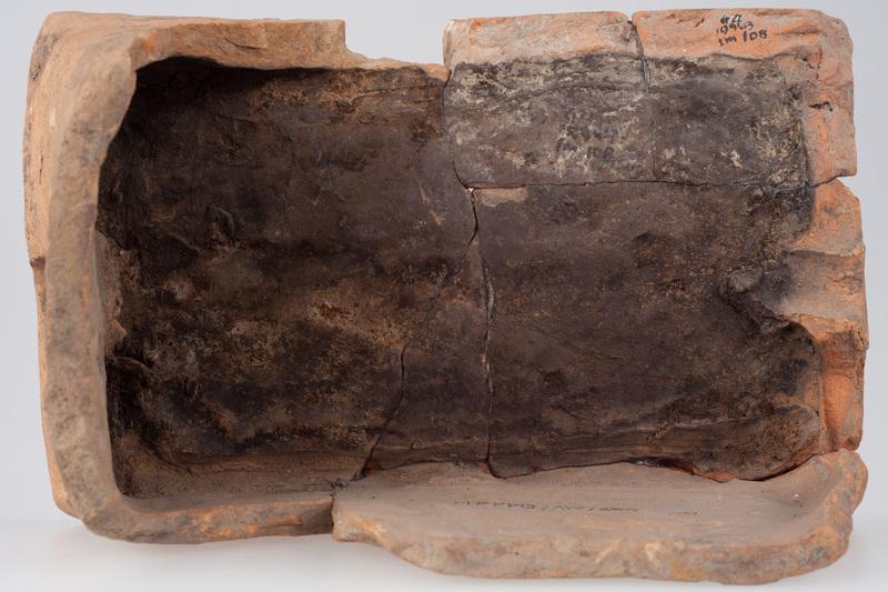 Kafel z ornamentem cekinowo-perłowym