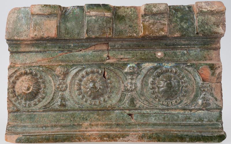 Kafel z ornamentem cekinowo-perłowym