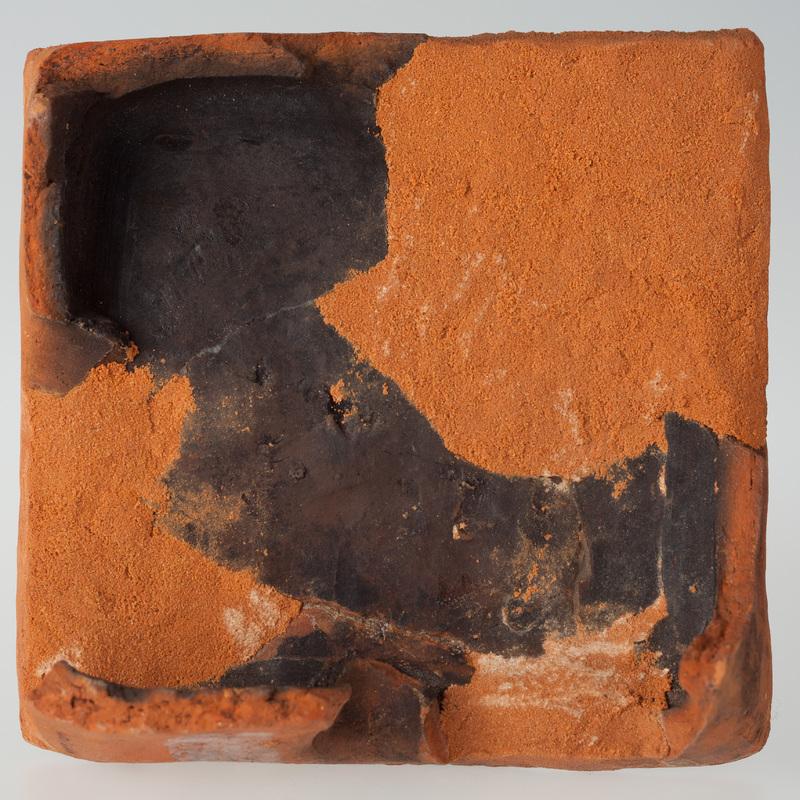 Kafel z wyobrażeniem syreny w koronie z dwoma ogonami w tarczy herbowej