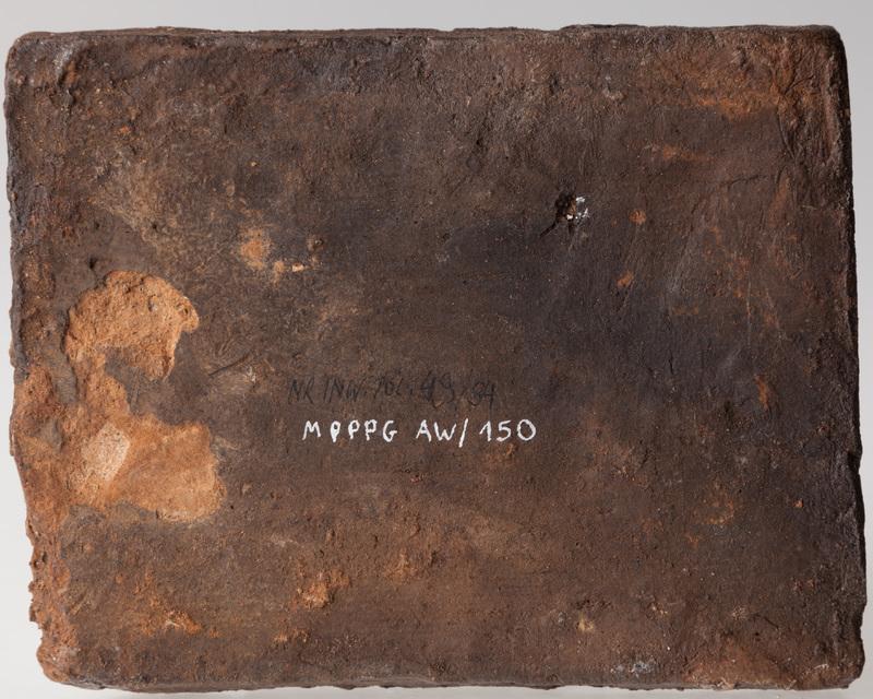 Płytka z wyobrażeniem ptaka w bordiurze