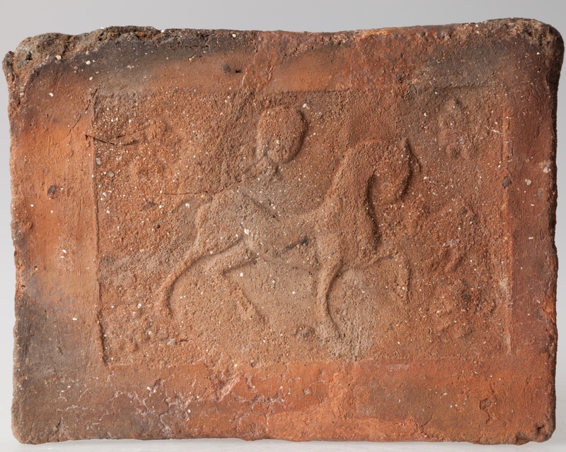 Płytka z wyobrażeniem konia otoczonego pąkami kwiatowymi