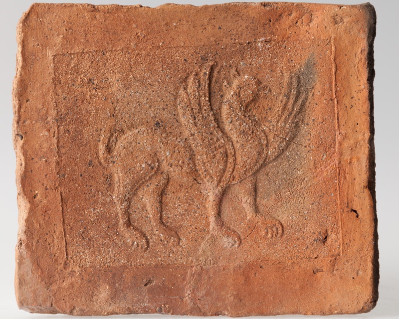 Płytka z wyobrażeniem gryfa