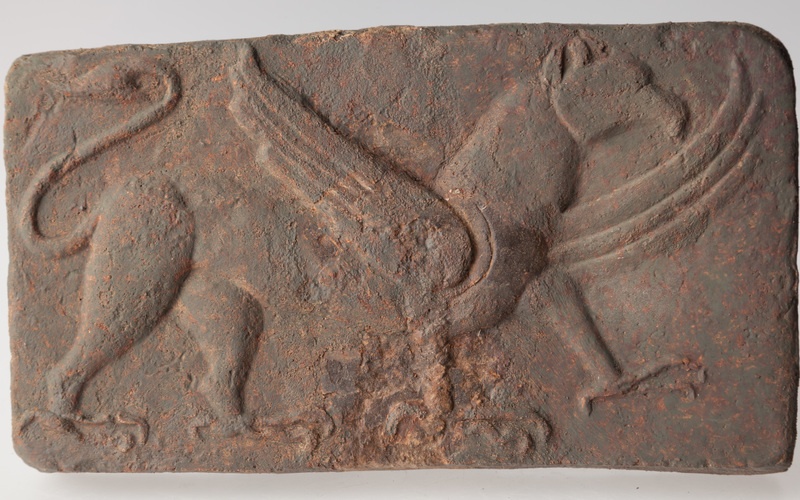 Płytka z wyobrażeniem gryfa