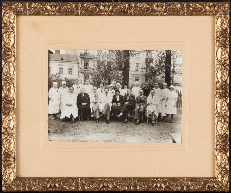 Zdjęcie grupowe personelu szpitalnego z Kalisza 