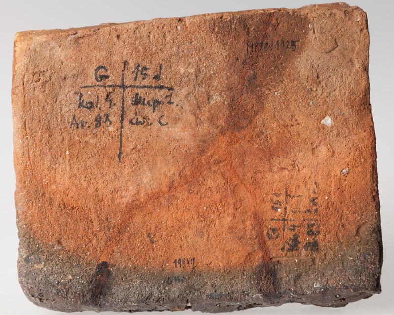 Płytka z wyobrażeniem człowieka prowadzącego byka na sznurze