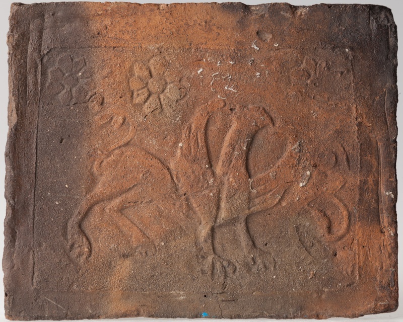 Płytka z wyobrażeniem gryfa i rozet