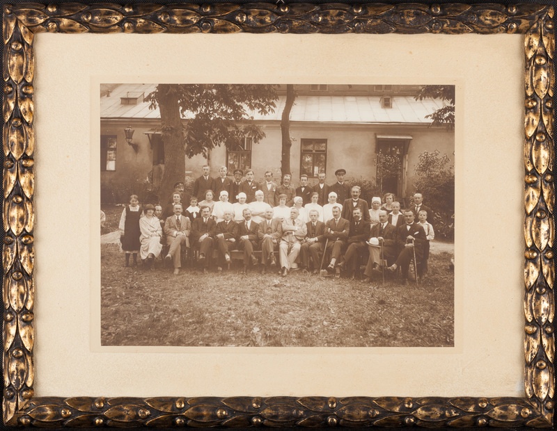 Zdjęcie grupowe kobiet i mężczyzn 