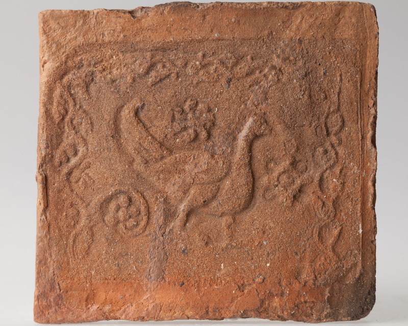 Płytka z wyobrażeniem ptaka w bordiurze z pąkami kwiatowymi dookoła