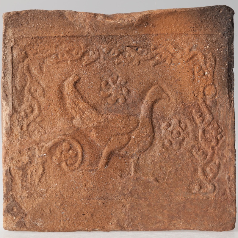 Płytka z wyobrażeniem ptaka otoczonego bordiurą oraz dwoma pąkami kwiatowymi