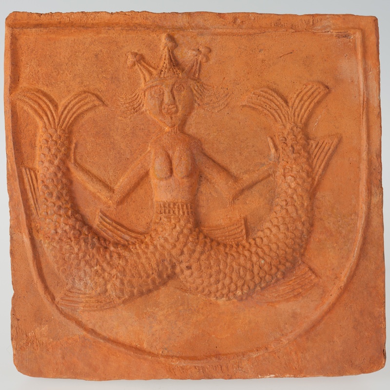 Kafel z wyobrażeniem syreny w koronie z dwoma ogonami w tarczy herbowej