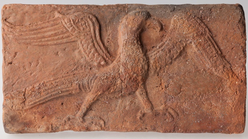 Płytka z wyobrażeniem orła z rozpostartymi skrzydłami