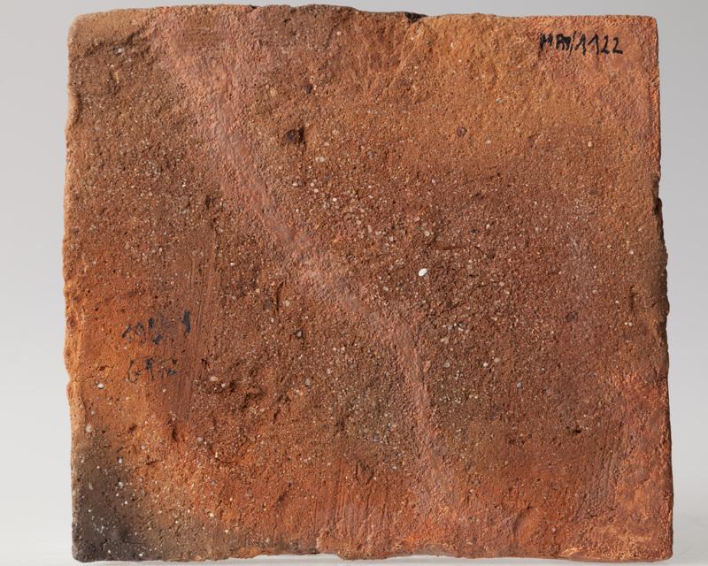 Płytka z wyobrażeniem ptaka w bordiurze z pąkami kwiatowymi dookoła