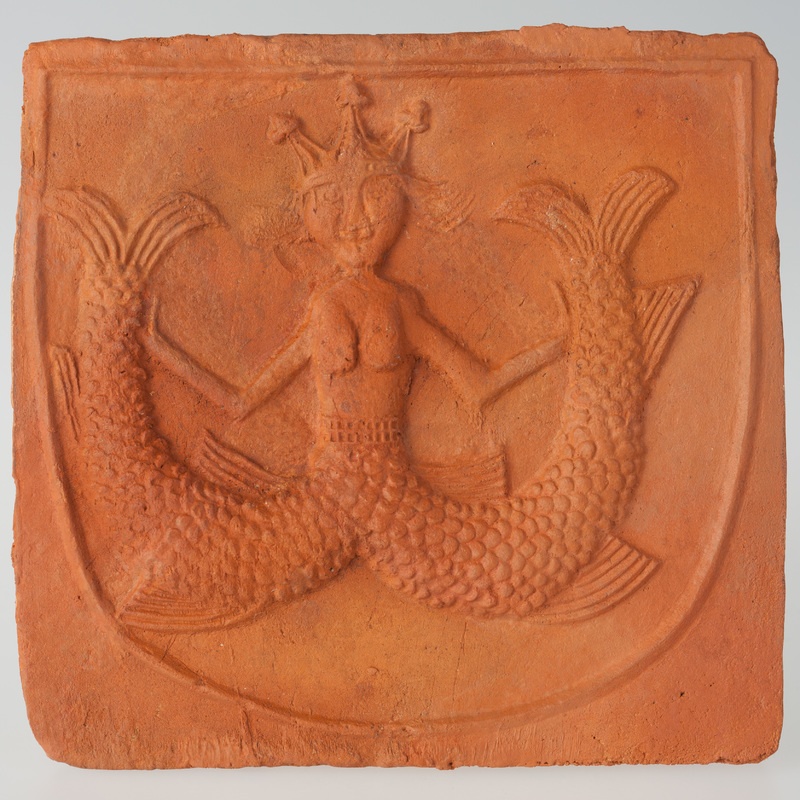 Kafel z wyobrażeniem syreny w koronie z dwoma ogonami w tarczy herbowej