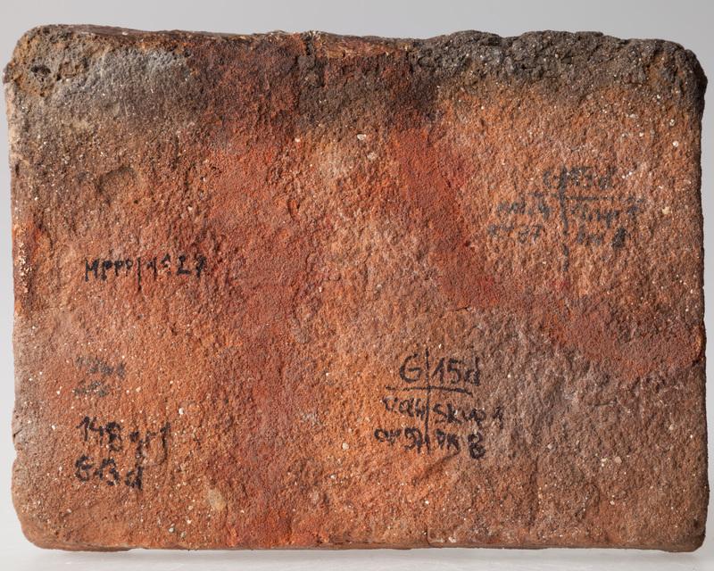 Płytka z wyobrażeniem konia otoczonego pąkami kwiatowymi