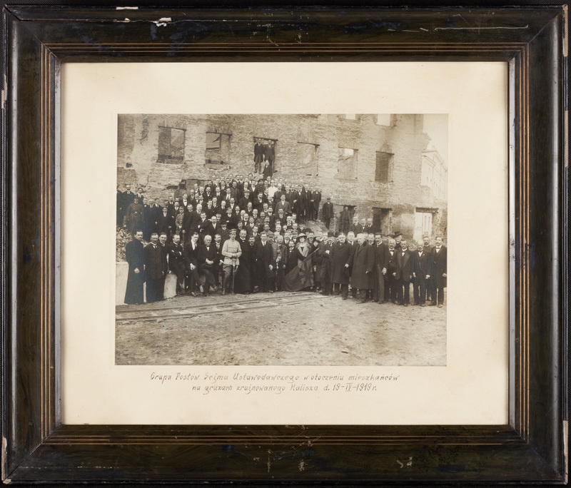 Grupa Posłów Sejmu Ustawodawczego w otoczeniu mieszkańców na gruzach zrujnowanego Kalisza d. 13.IV.1919r. 