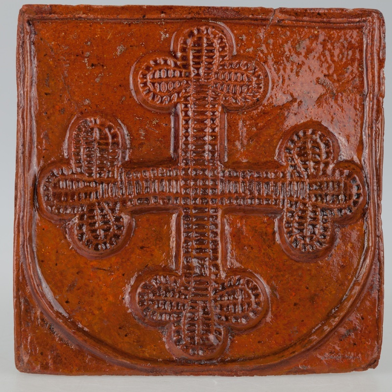 Kafel z krzyżem metropolitalnym