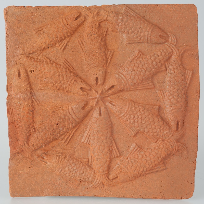 Kafel z wyobrażeniem ryb w układzie koła fortuny