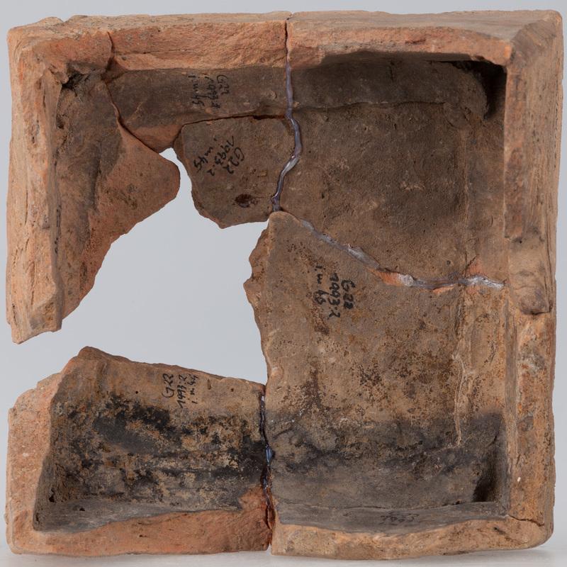 Kafel z wizerunkiem kopijnika i małym herbem Nałęcz na tarczy