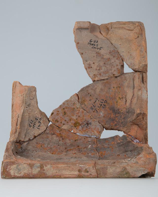 Kafel z herbem i ornamentem