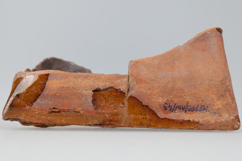 Kafel z giermkiem trzymającym konia