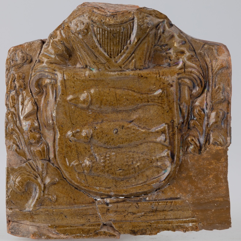 Kafel z herbem Korczbok i tarczownikiem