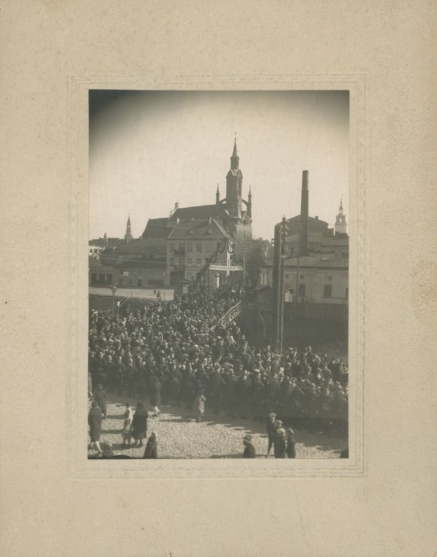 Uroczystości przed budynkiem Kaliskiej Ochotniczej Straży Pożarnej