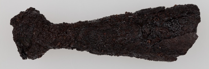 fragmenty okucia pochwy miecza  