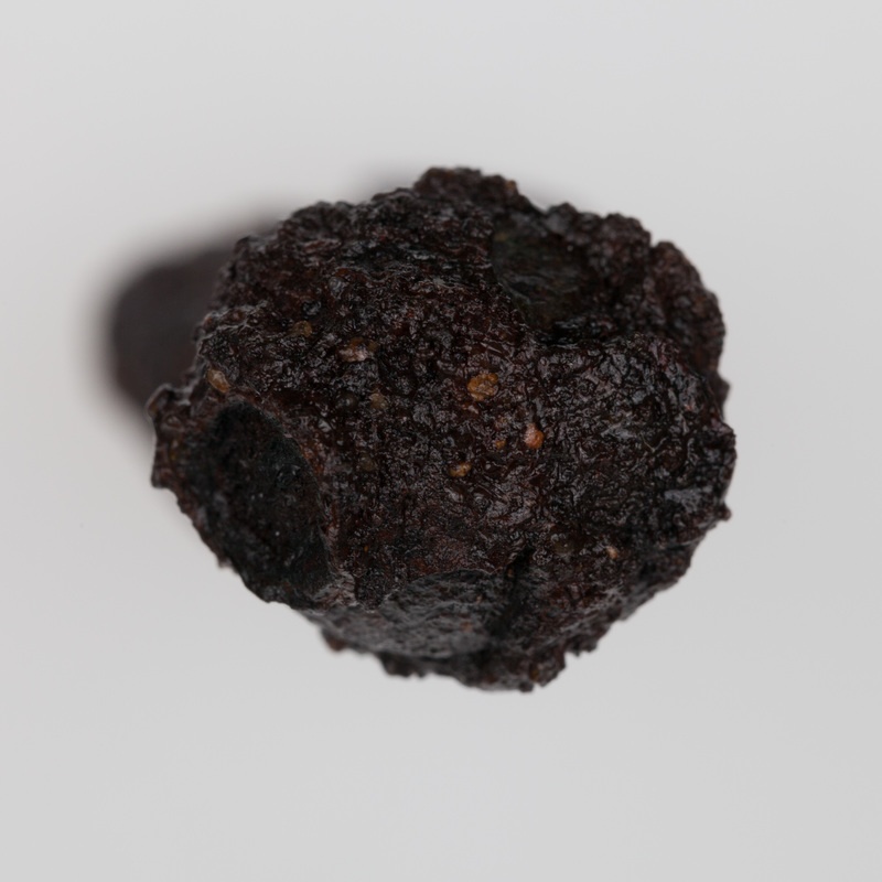 fragmenty okucia pochwy miecza  