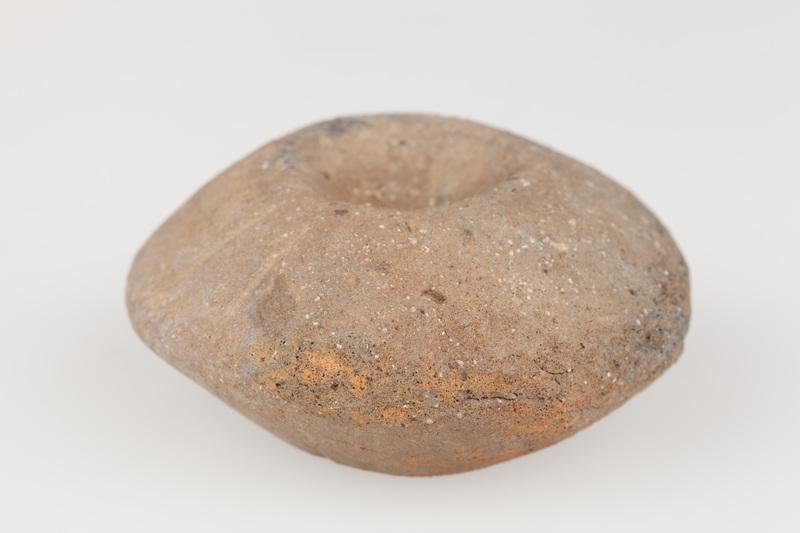 Przęślik dwustożkowaty, zdobiony parami skośnych linii rytych