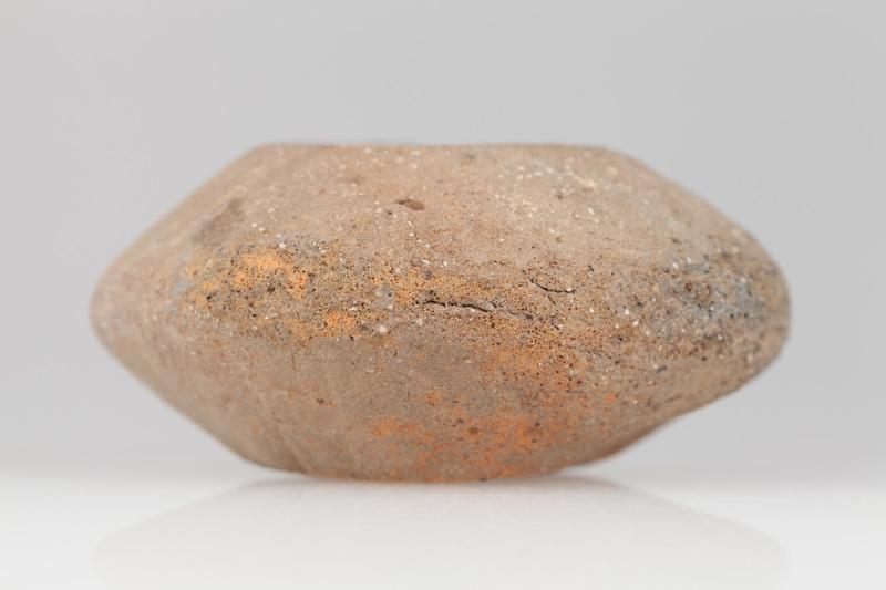 Przęślik dwustożkowaty, zdobiony parami skośnych linii rytych