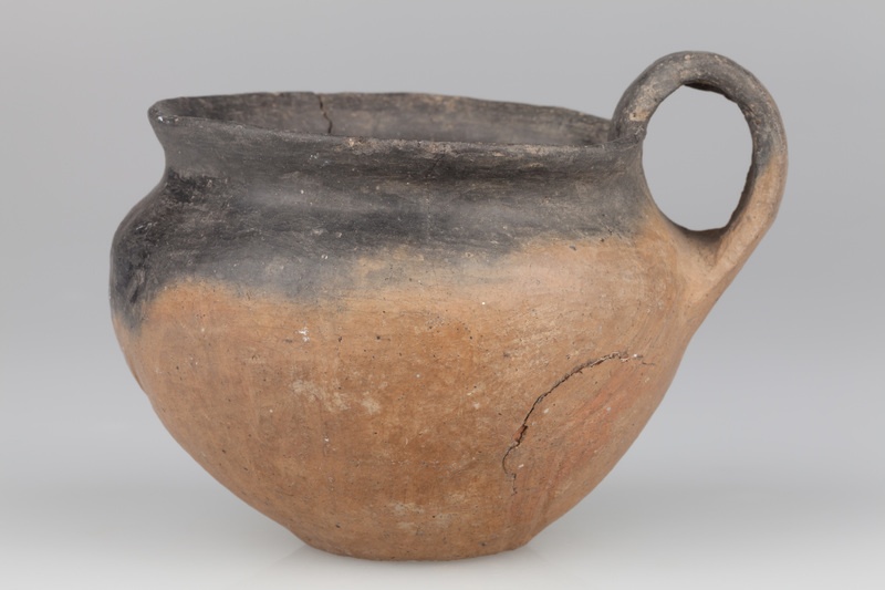 Kubek o płaskim dnie, brzuścu baniastym i taśmowatym uchu