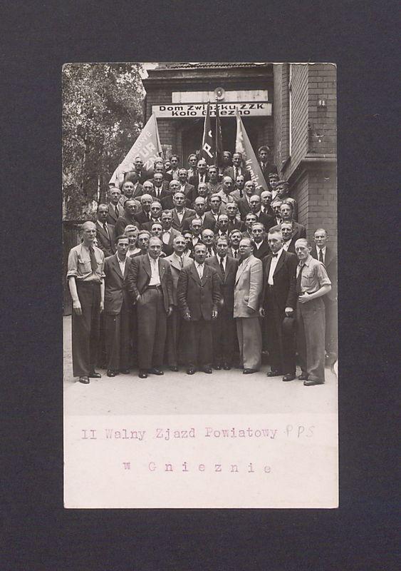 Członkowie PPS-u na tle domu przy ul. Miłostana, siedziby Związku Zawodowego Kolejarzy w Gnieźnie.