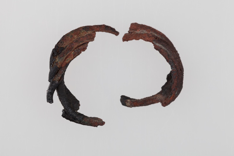 Skręt spiralny z drutu brązowego, zdeformowany na stosie