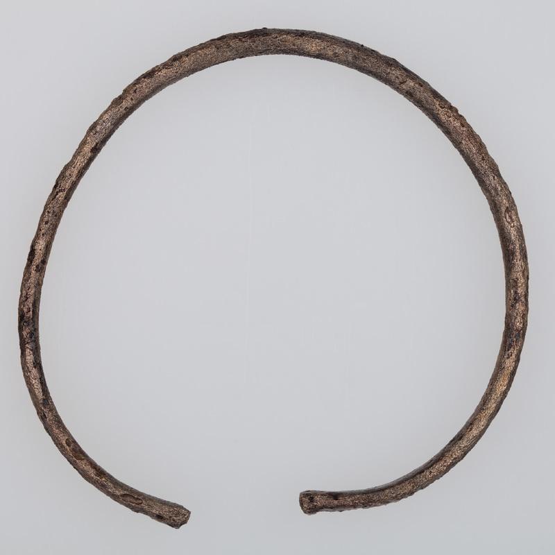 Bransoleta wykonana z brązu o przekroju owalno - graniastym