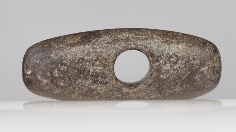 Toporek kamienny w rzucie poziomym prostokątny o płaskim ostrzu