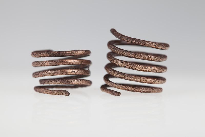 Fragmenty skrętu spiralnego wykonanego z drutu brązowego o przekroju okrągłym