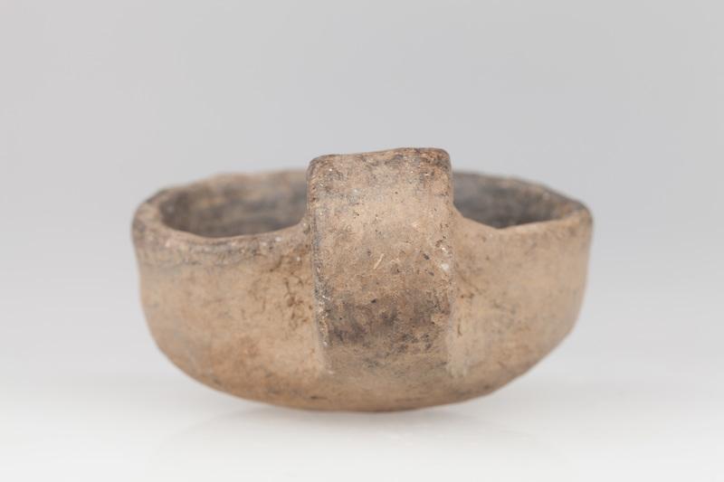 Czerpak o półkolistym brzuścu i taśmowatym uchu