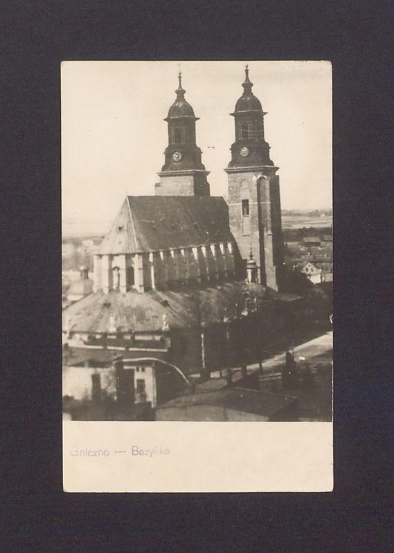 Widok na katedrę z wieży kościoła franciszkanów.