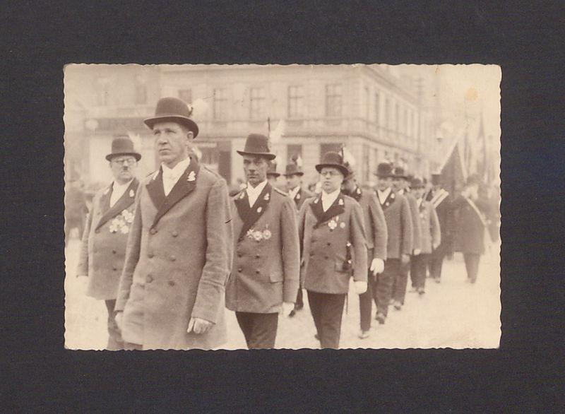 Kondukt pogrzebowy Kurkowego Bractwa Strzeleckiego w Gnieźnie.