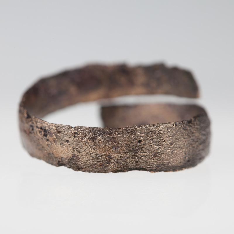 Skręt z taśmy brązowej o przekroju soczewkowatym