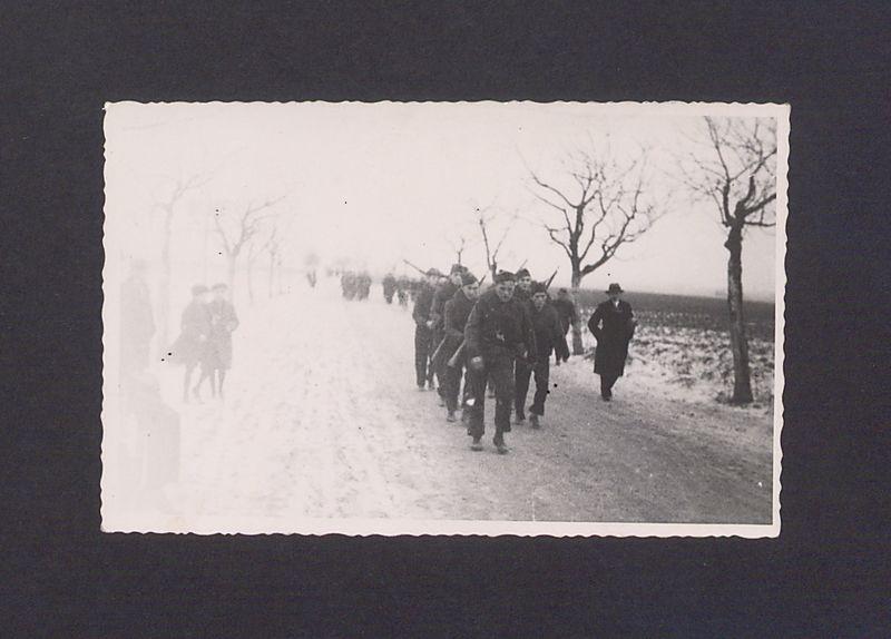 17 rocznica powstania wielkopolskiego w Gnieźnie. Uczestnicy rajdu zmierzają do mety.